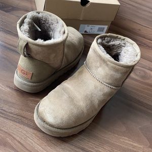 UGG classic mini II in women size 7